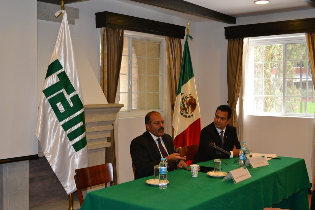 El Excmo. Embajador Sujan R. Chinoy y el Dr. Ulises Granados