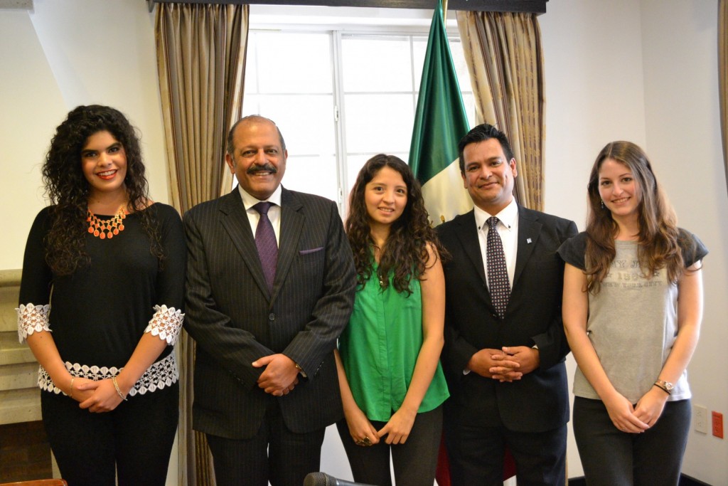 El Excmo. Embajador Sujan R. Chinoy con el Dr. Ulises Granados y las asistentes de Programa de Estudios de Asia Pacífico