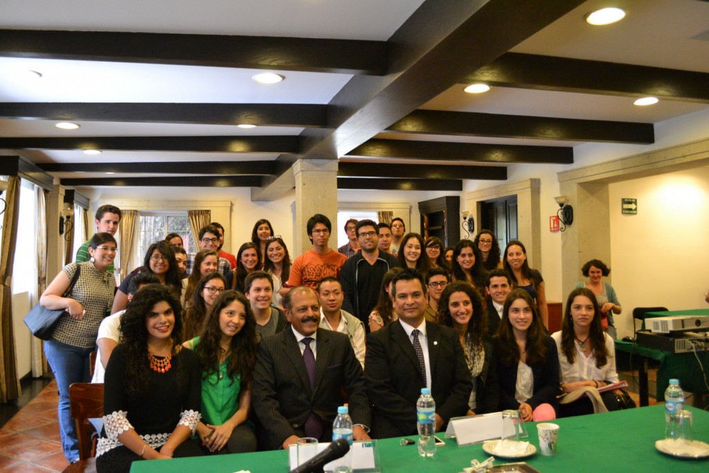 El Excmo. Embajador Sujan R. Chinoy con el público de la conferencia